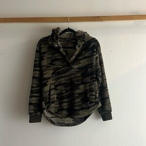 Women’s Medium Camo Fluffy Jacket